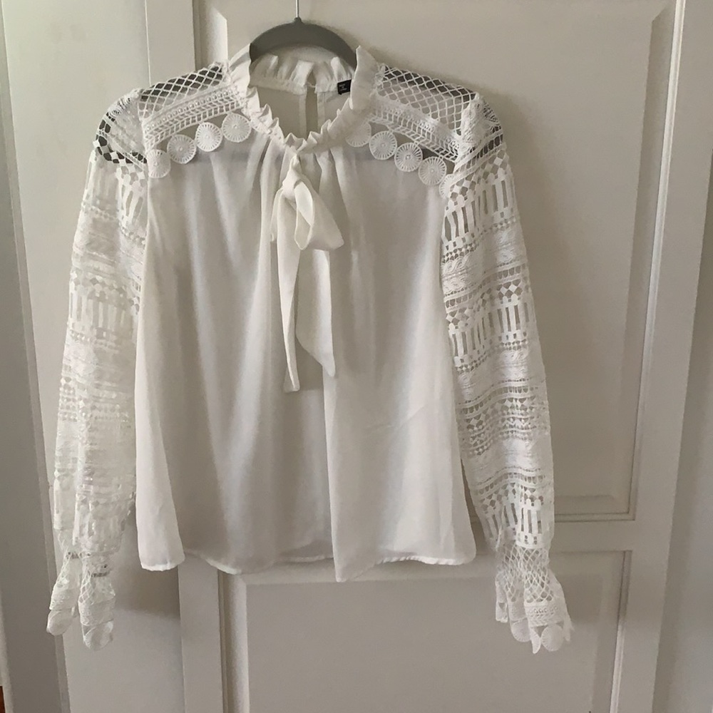 NWOT. Gorgeous statement top. - Picture 9 of 12